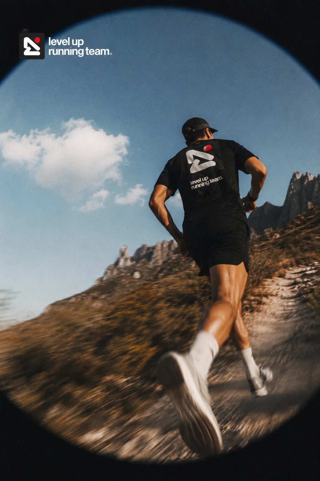 Level Up Running Team en paisaje de montaña
